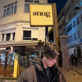 S N U G
